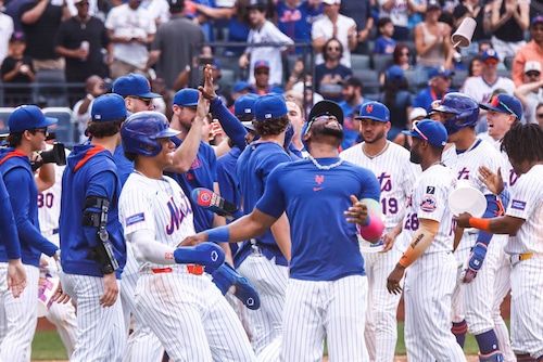 A photo of Mets players celebrating.