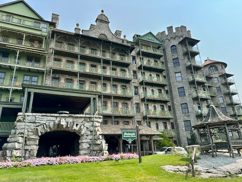 The main entrance of Mohonk Mountain House in New Paltz, N.Y.  Aug. 15, 2024. Sunny Hernandez | ahernandez@nyup.com