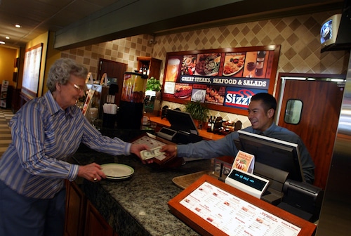 It's service with a smile at the front counter at the newly remodeled Sizzler restaurant, Friday afternoon in Atwater Village in 2005. (Photo by Richard Hartog/Los Angeles Times via Getty Images)