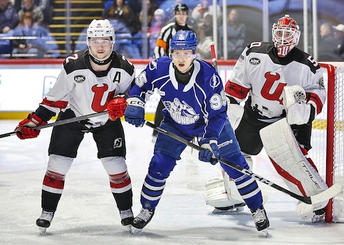 Syracuse Crunch dominate Utica Comets, 6-2.