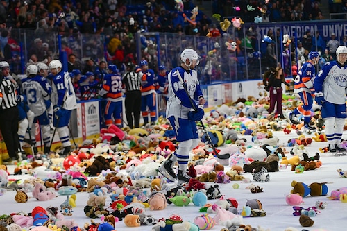 Syracuse Crunch defeat Bridgeport Islanders, 5-3