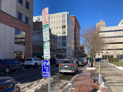 Signs show parking rules for South Warren Street in downtown Syracuse. (Jeremy Boyer | JBoyer@syracuse.com)