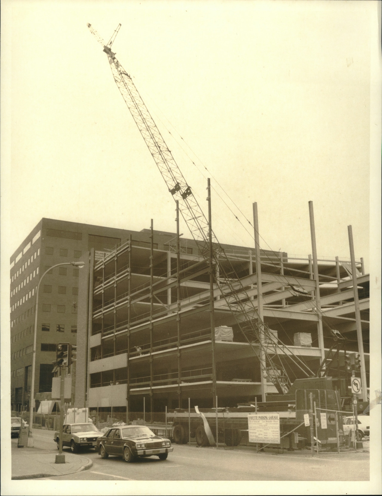 1985 Press Photo Parking Garage Construction on East Fayette Street Corner