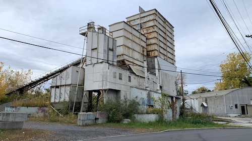 Heidelberg Materials has applied to the city of Syracuse for permission to reopen this long-dormant concrete batch plant on Spencer Street. (Rick Moriarty | rmoriarty@syracuse.com)